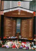 Hillsborough Memorial (hinterm Anfield Road Stand) - Sorry, Bild ist schief geraten.